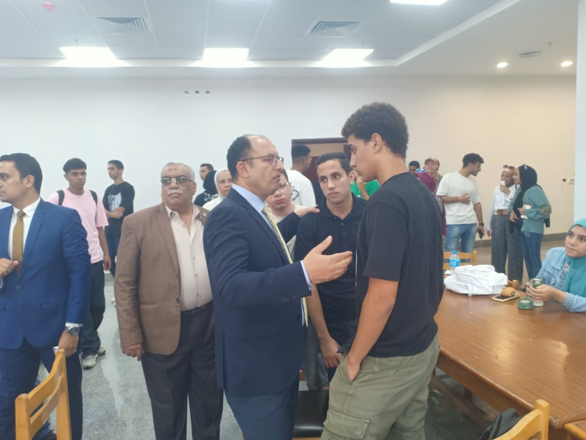 الدكتور السيد قنديل يطمئن على سير العملية التعليمية ويتفقد مرافق الجامعة الأهلية