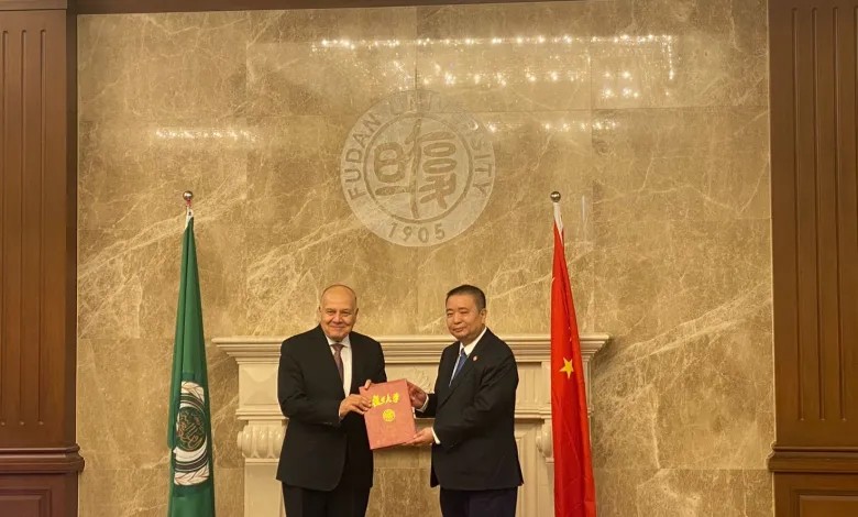 جامعه فودان الصينيه تمنح الدكتور عمرو سلامه الدكتوراه الفخريه تكريم لجهوده العلميه