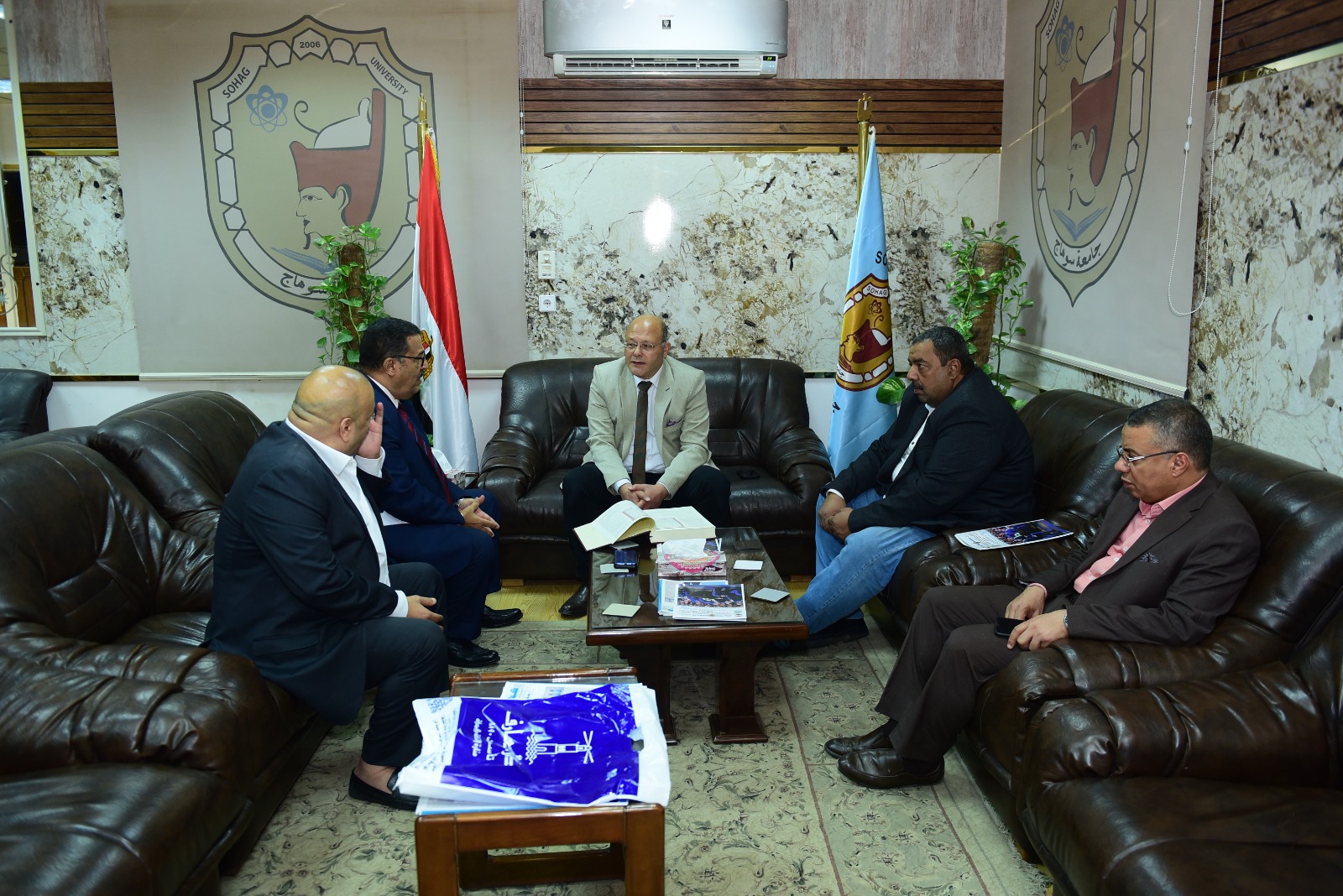 رئيس جامعة سوهاج يناقش الاستعدادات الخاصة بمهرجان سوهاج مدينة الفنون والثقافة