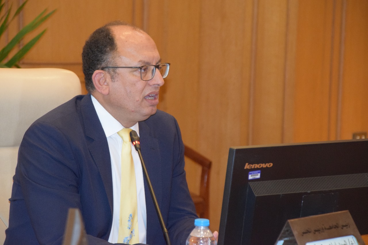 مجلس جامعة حلوان برئاسه الدكتور السيد قنديل يقف دقيقة حداد على أرواح شهداء فلسطين