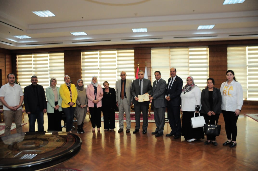 رئيس جامعة كفر الشيخ يسلم شهادة اعتماد برنامج علم الاجتماع بكلية الاداب من الهيئة القومية لضمان جودة التعليم والاعتماد لاعضاء هيئة التدريس بالكلية