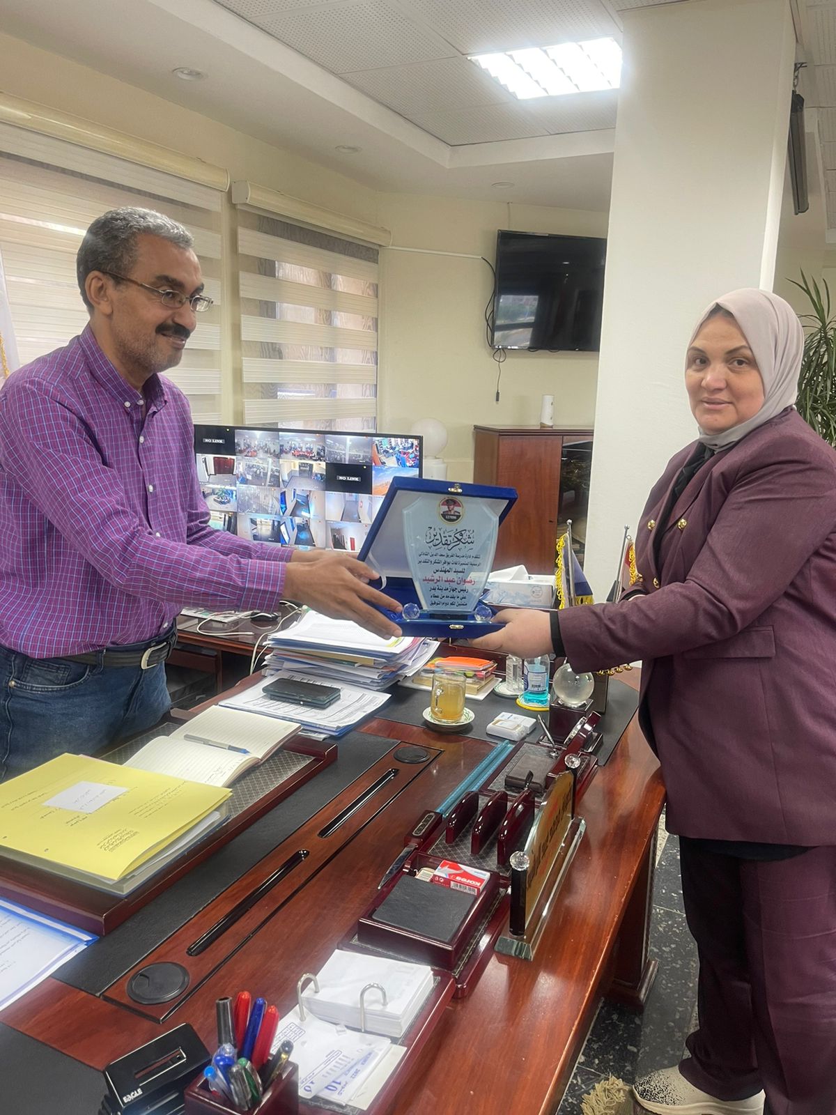 مديره مدرسه سعد الشاذلي الرسميه المتميزة لغات تهدي رئيس جهاز بدر درع التميز