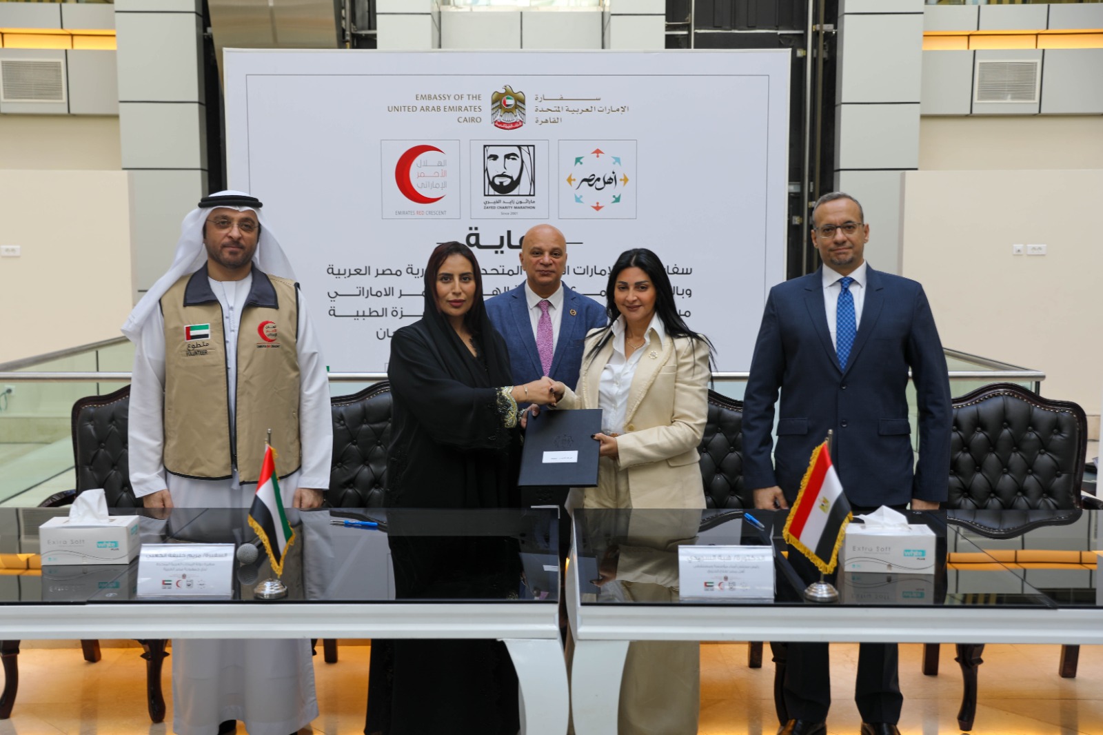 الهلال الأحمر الإماراتي يوقع عقود توريد الأجهزة الطبية لمستشفى أهل مصر لعلاج الحروق بالقاهرة