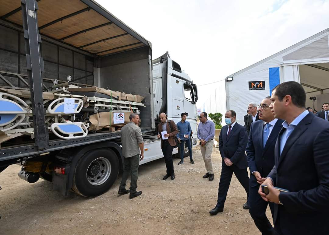 تنفيذا لتوجيهات رئيس الجمهورية:  رئيس الوزراء يطلق أكبر قافلة مساعدات إنسانية شاملة للأشقاء الفلسطينيين في غزة من “صندوق تحيا مصر”