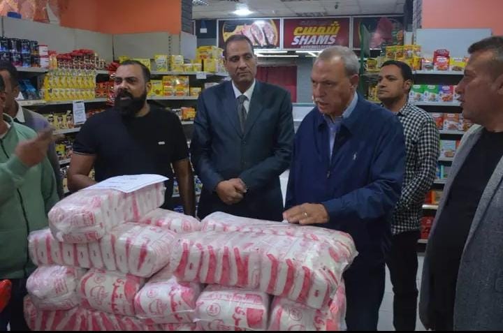 محافظ القليوبية يقوم بجولة مُفاجئة لمُتابعة الإلتزام بتطبيق مُبادرة خفض أسعار السلع الأساسية والتأكُد من توافر السلع بأسعار مخفضة بعدد من المعارض والمنافذ بمدينة بنها 