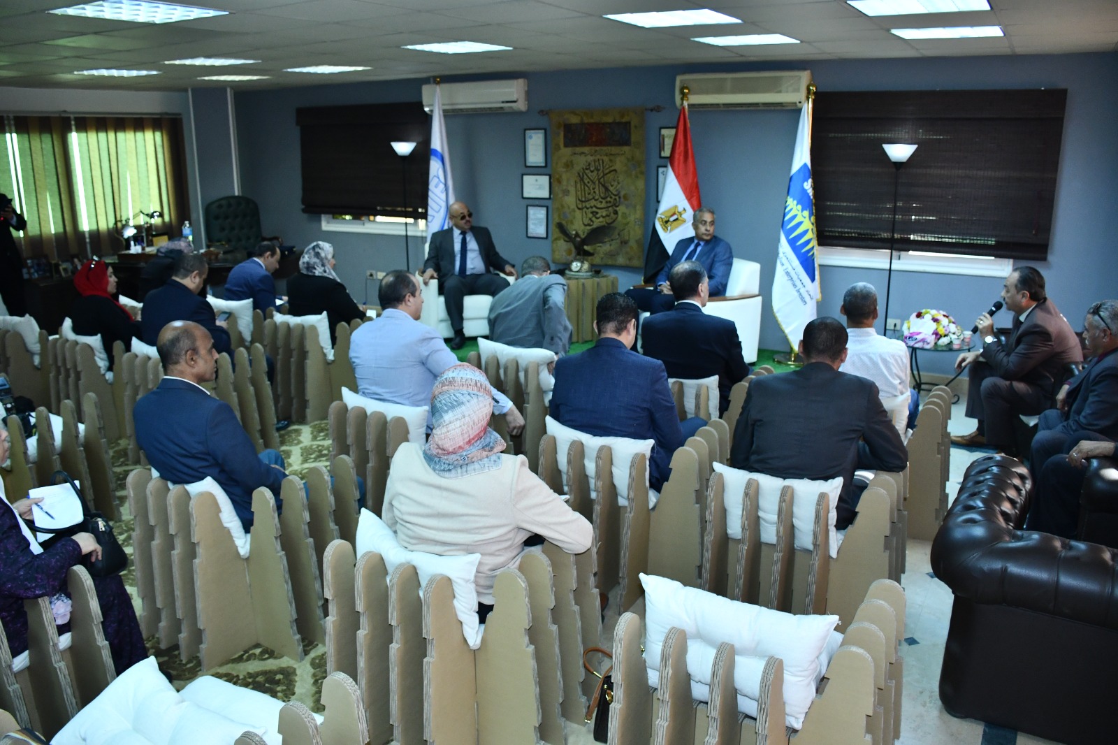 اجتماع وزير مع رجال أعمال على مقاعد وطاولات من ورق الكرتون المقوى دعما للبيئة