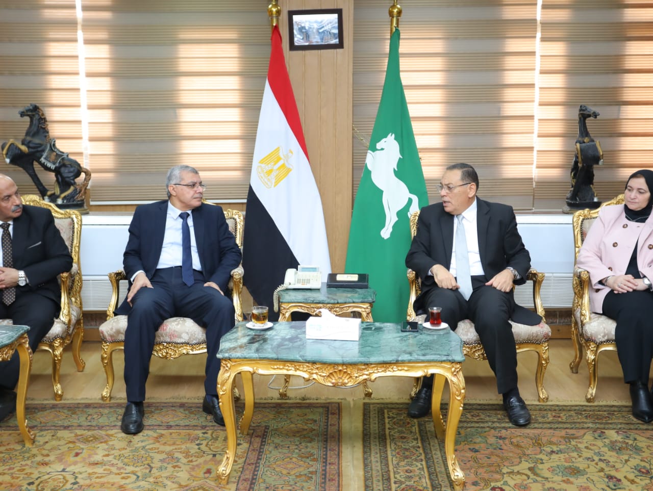 محافظ الشرقية يلتقي رئيس جامعة الزقازيق والوفد المرافق له ويؤكد علي أهمية مشاركة المواطنين في الانتخابات الرئاسية