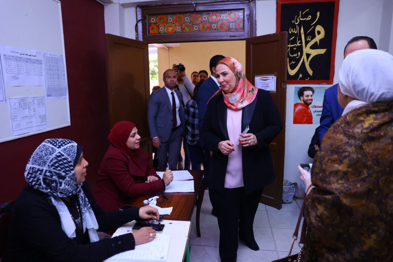 وزيره التضامن الاجتماعي تدلي بصوتها في الانتخابات الرئاسية بلجنة مدرسة بدر الإعدادية بنين بالدقي