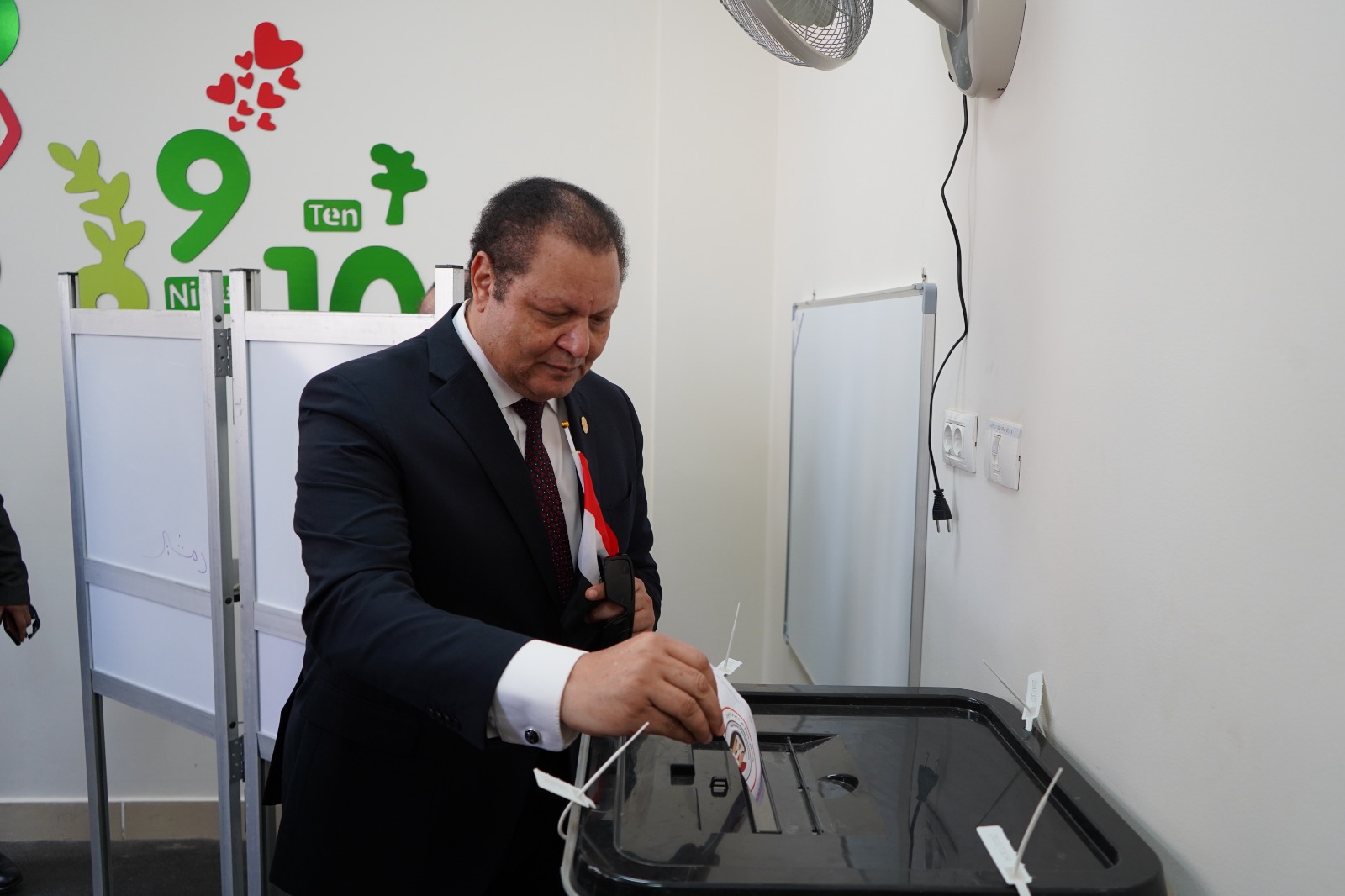 قيادات الهيئة الاعتماد والرقابة الصحية والعاملين يدلون بأصواتهم بالمقر الانتخابي بالعاصمة الإدارية الجديدة