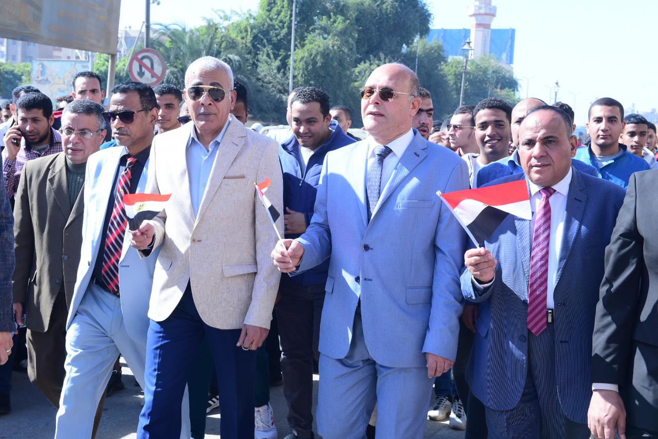 رئيس جامعة سوهاج يتابع نقل الحشود الغفيرة من الطلاب ويرافق المغتربين لمقار لجانهم للتصويت بالإنتخابات الرئاسية