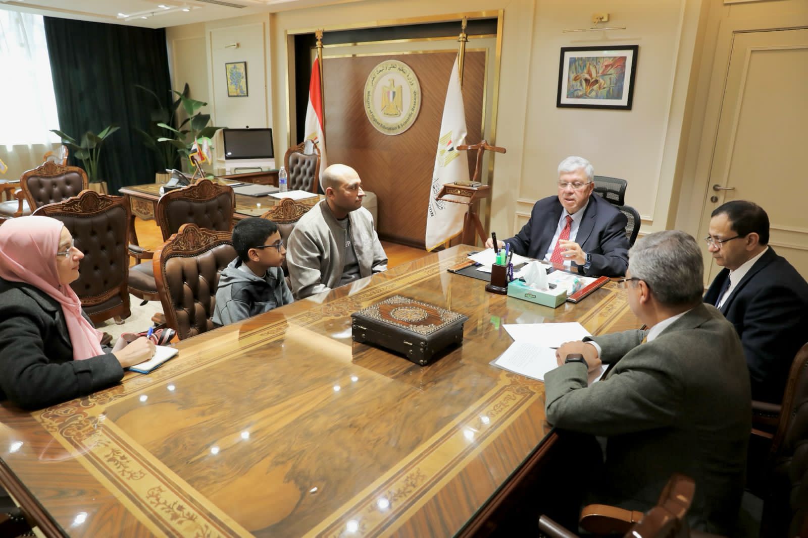 وزير التعليم العالي يلتقي بأسرة الطفل يحيى عبدالناصر “العبقري