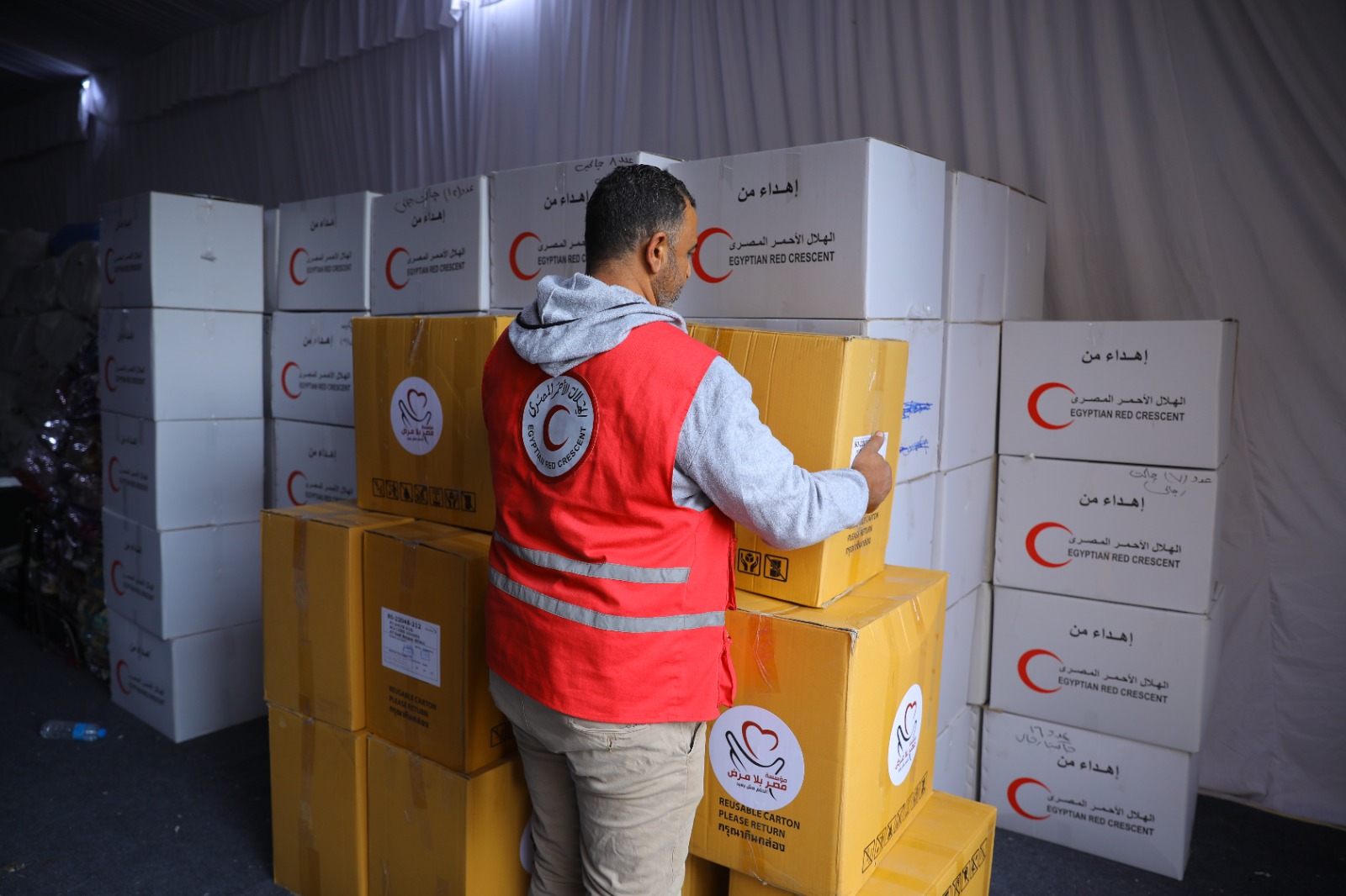 من أجل دعم أهالينا فى قطاع غزة: مؤسسة مصر بلامرض تتبرع بالأدوية والمستلزمات الطبية بالتعاون مع الهلال الأحمر