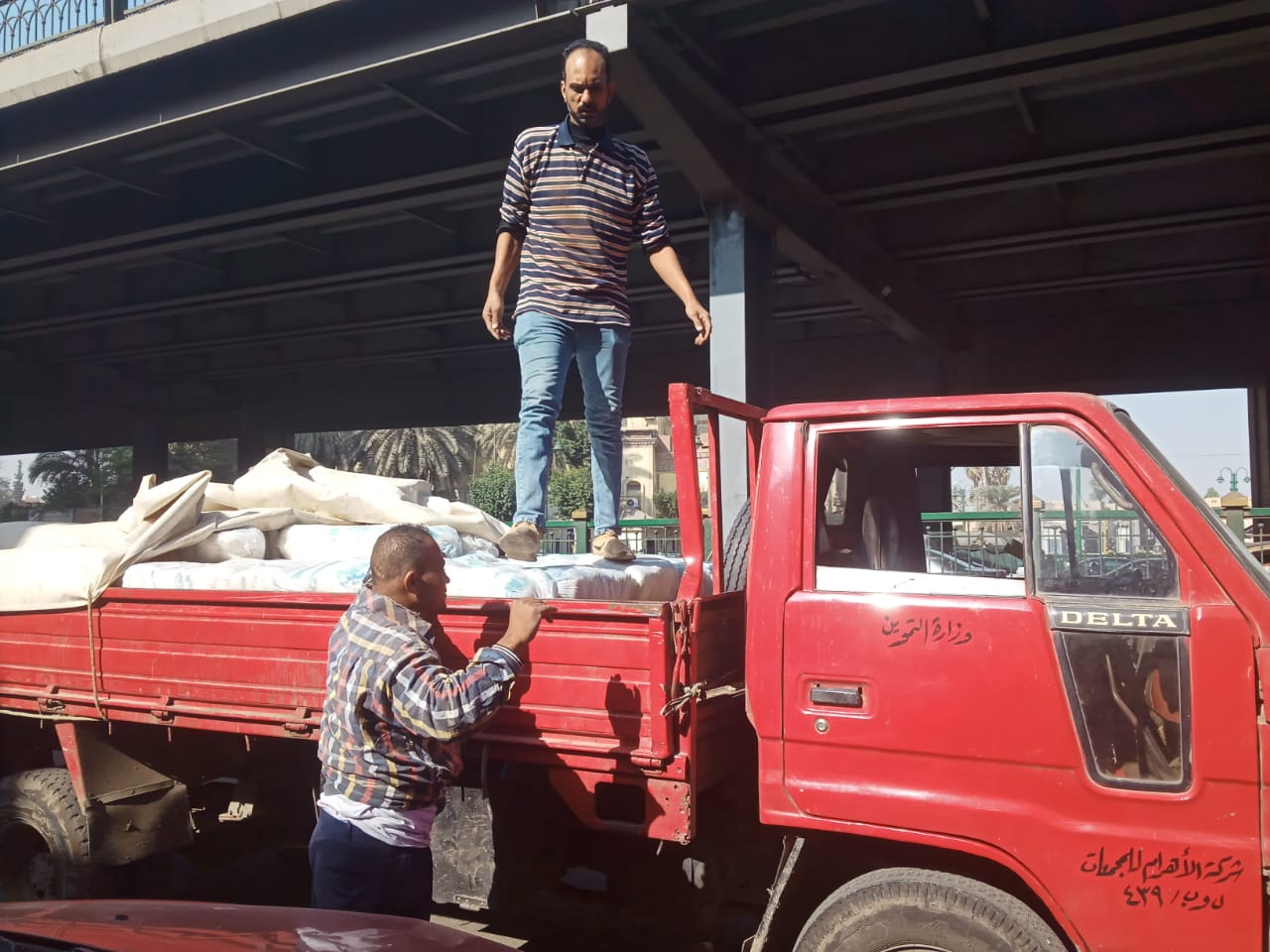 التموين تعلن عن استلام 300 الف طن سكر خام خلال الأيام الماضية