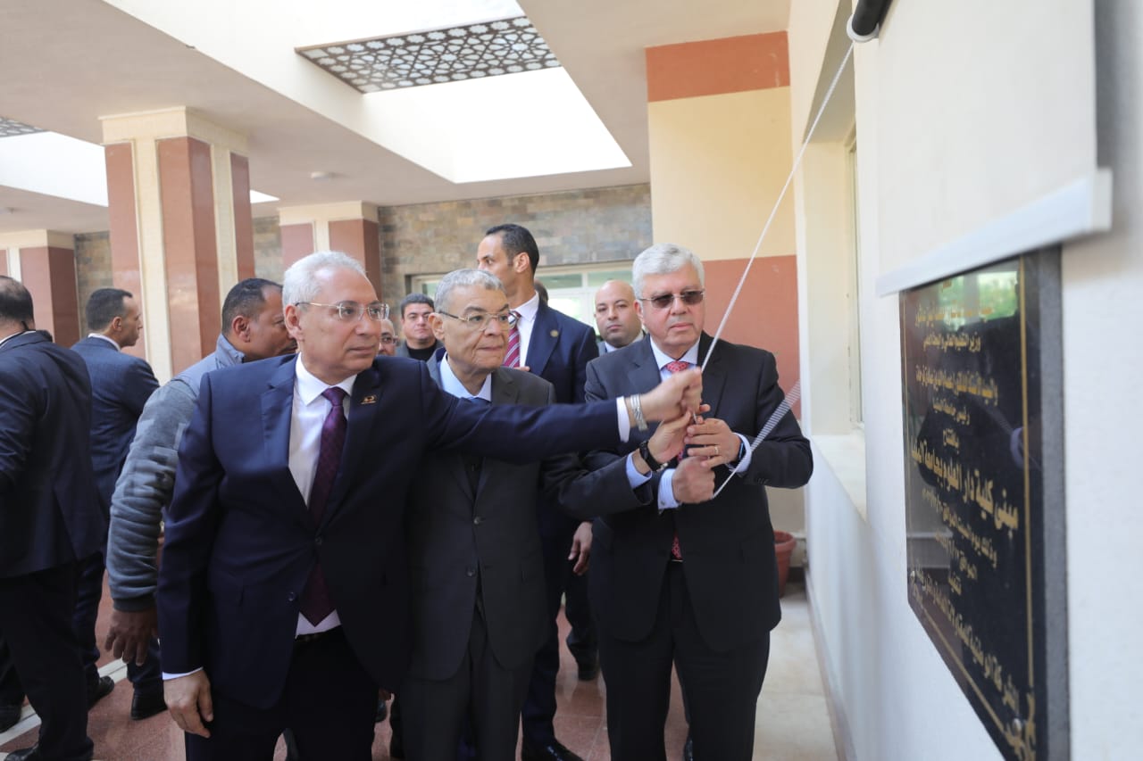 وزير التعليم العالي يفتتح عددًا من المشروعات الصحية والتعليمية بجامعه المنيا