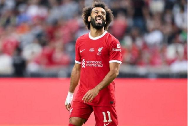 الكينج المصري محمد صلاح يقدم هدايا الميلاد لجماهير ليفربول