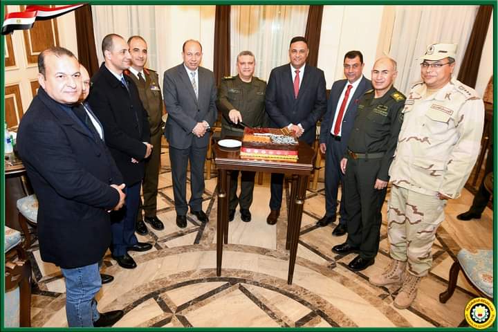 محافظ الدقهلية يكرم المستشار العسكري للمحافظة ومدير نادي القوات المسلحه بالدقهليه بعد انتهاء مدة خدمتهم بالمحافظه 