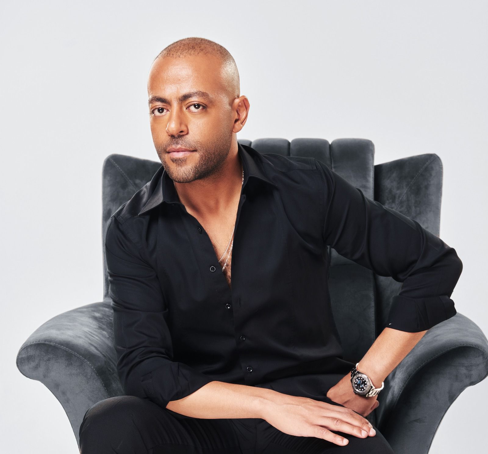 تامر عاشور يكشف عن تعاونه الأول مع «بنش مارك» في أولى أغنياته «هيجيلي موجوع»