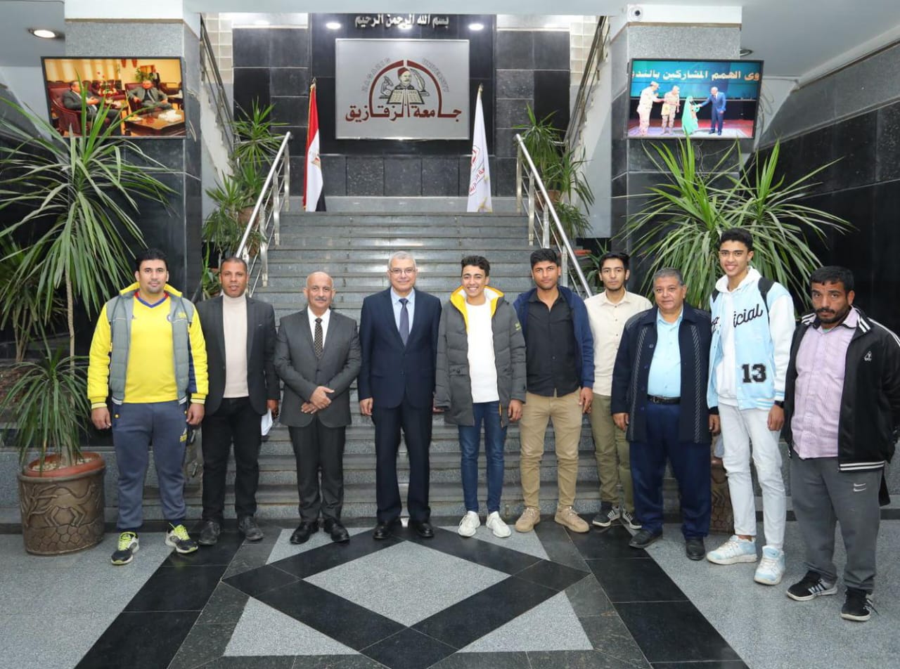 رئيس جامعة الزقازيق يسلم عدداً من الأجهزة التعويضية للطلاب من ذوي الهمم