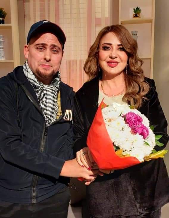 محمود حجاج يداعب مادلين طبر علي الهواء ببوكية ورد