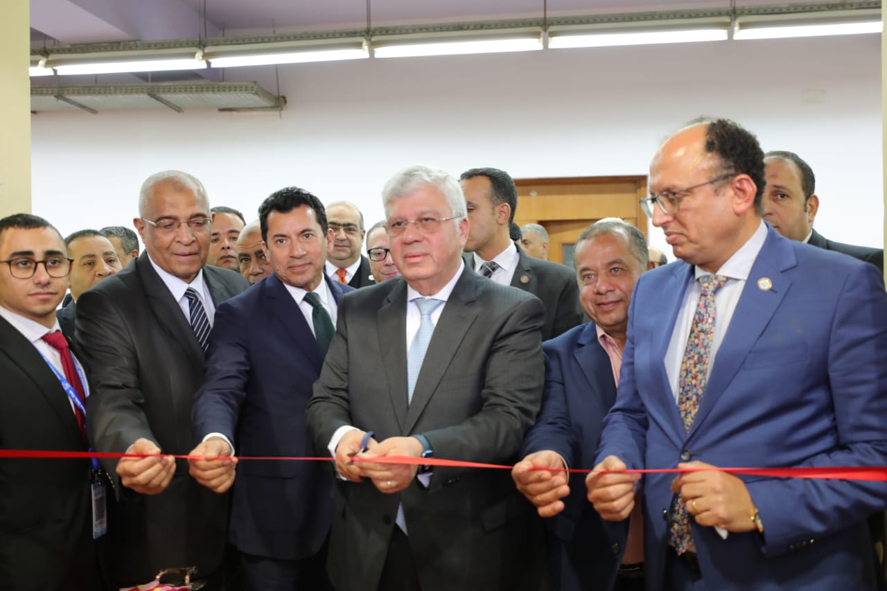 وزيرا التعليم العالي والشباب والرياضة ورئيس جامعة حلوان يفتتحون نادي جامعة حلوان ويتفقدون بعض منشآته الرياضية