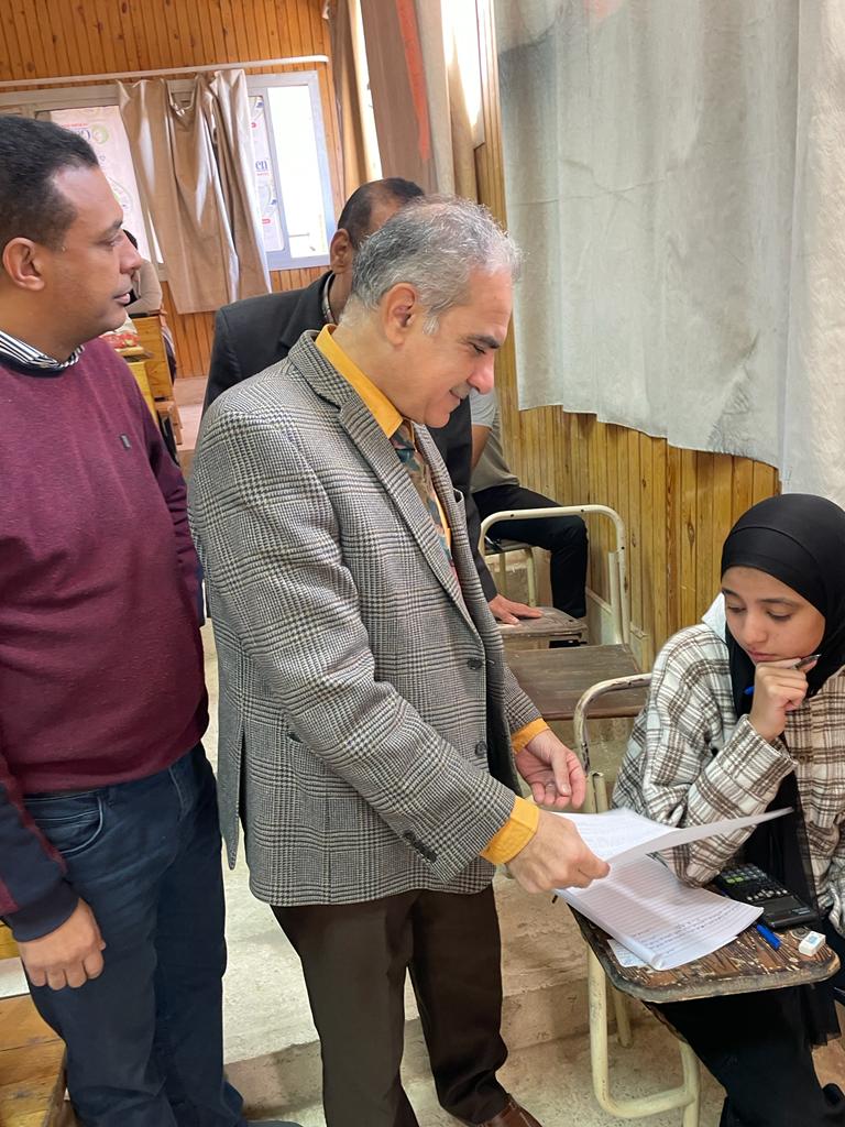 نائب رئيس جامعة أسوان يتابع امتحانات الفصل الدراسي الاول بكلية الهندسة 