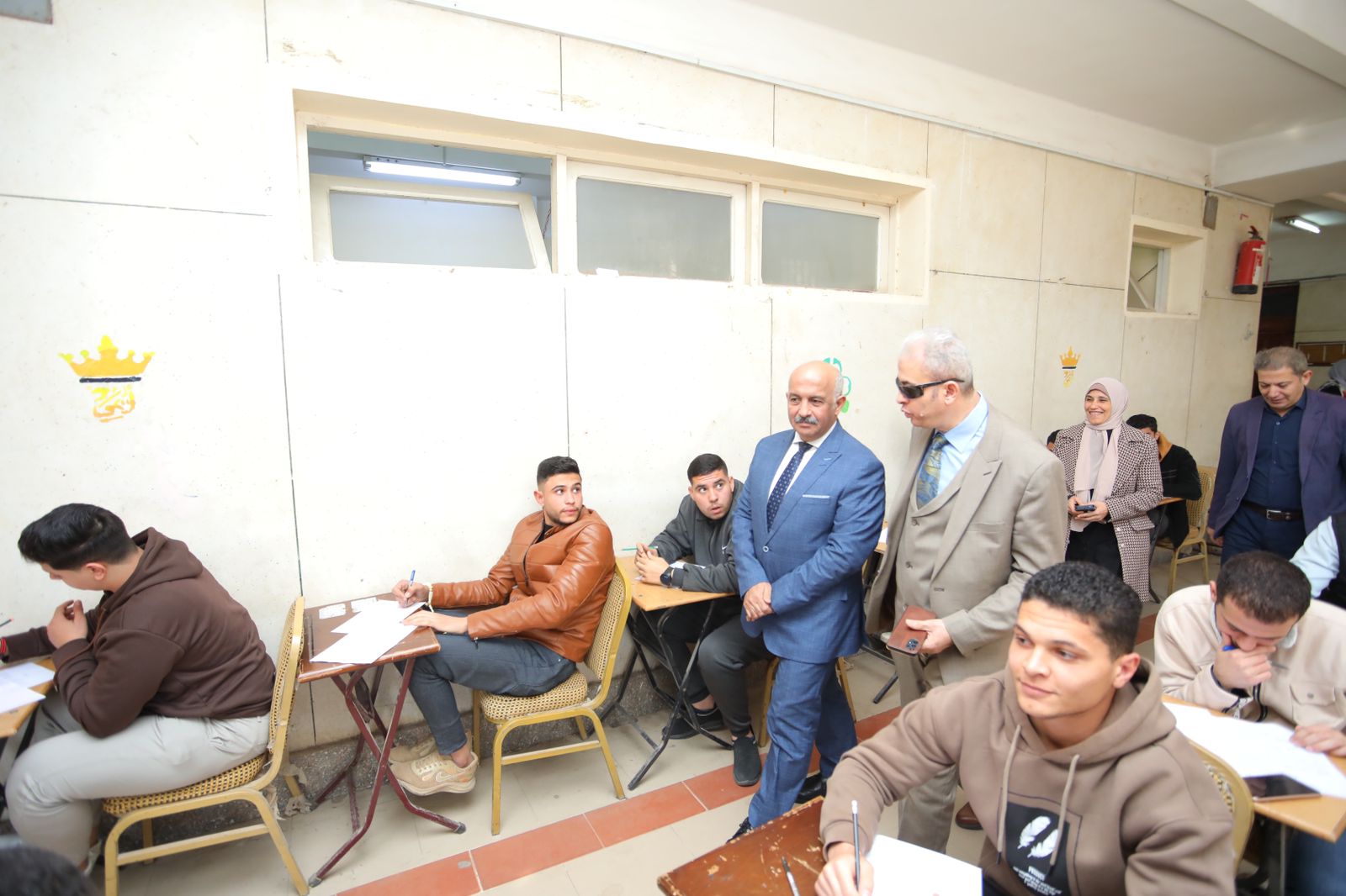 نائب رئيس جامعة الزقازيق يتفقد سير الامتحانات بكلية الحقوق