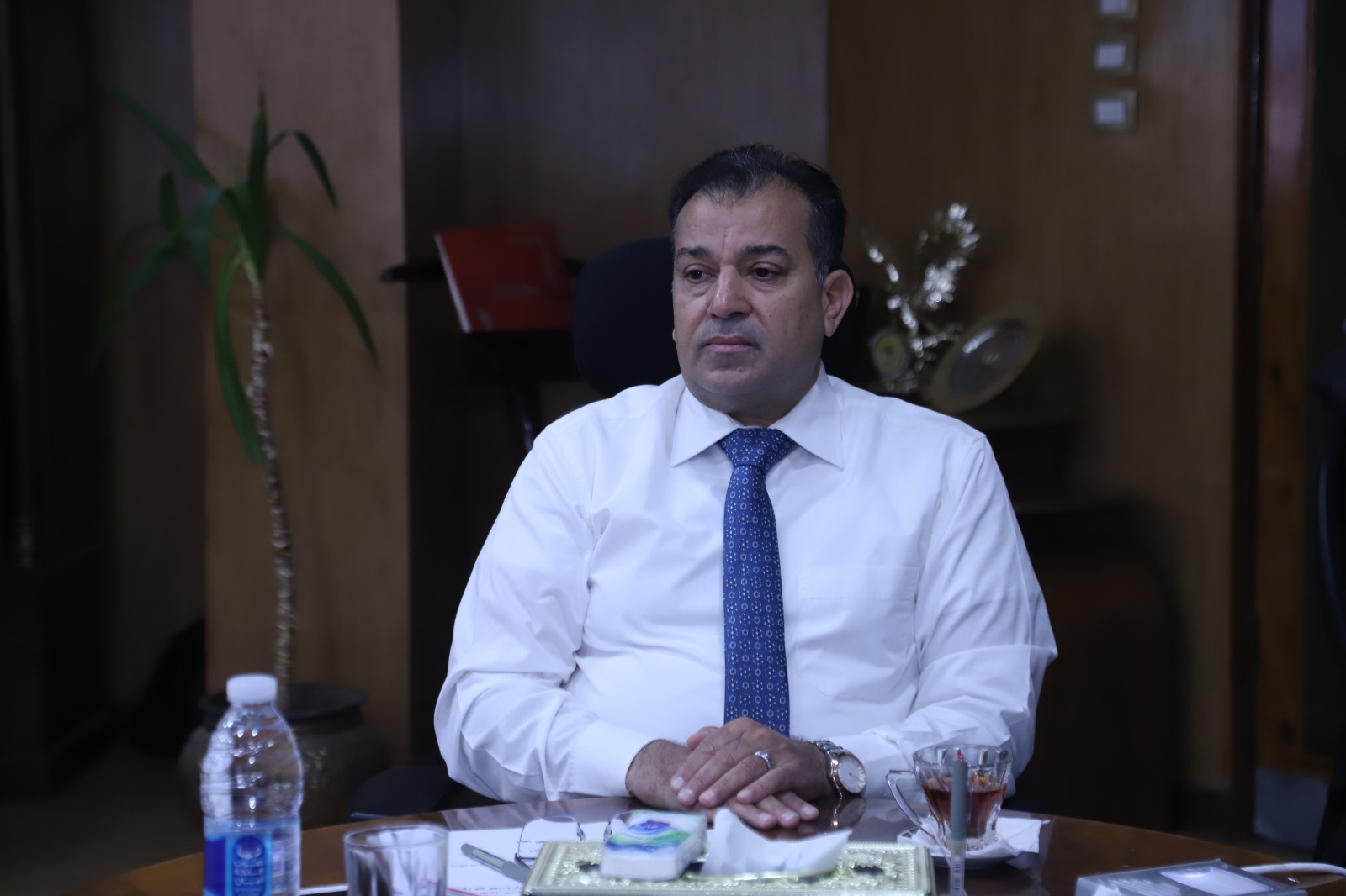 رئيس جامعة جنوب الوادى يجتمع بفريق عمل الادارة الإلكترونية للقاعات التدريسية والامتحانيه