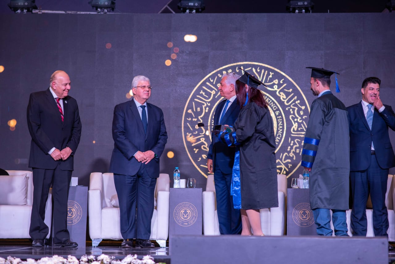وزير التعليم العالي يشهد حفل تخرج الحاصلين على الدراسات العليا بالأكاديمية العربية للعلوم الإدارية والمالية والمصرفية