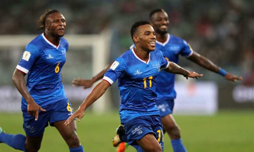 قروش كاب فيردي يلتهمون النجوم السوداء