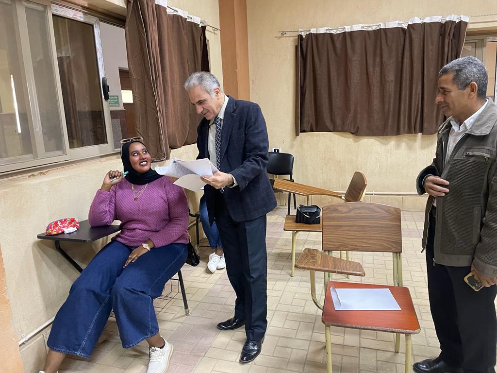 نائب رئيس جامعة أسوان لشئون التعليم والطلاب يتابع امتحانات الفصل الدراسي الاول بكلية الزراعة 