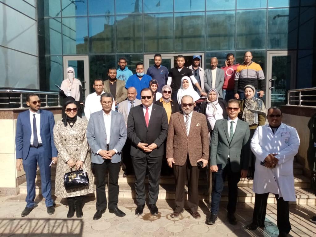 وفد هيئة الرقابة والاعتماد بالتامين الصحي الشامل يزور مستشفي الباطني التخصصي جامعة أسوان 