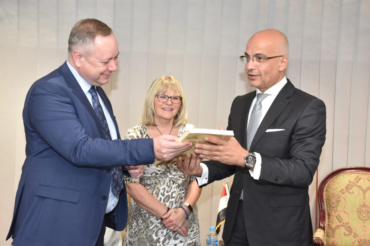 رئيس جامعة عين شمس يستقبل رئيس قطاع التعاون الدولي لجامعة إيست لندن