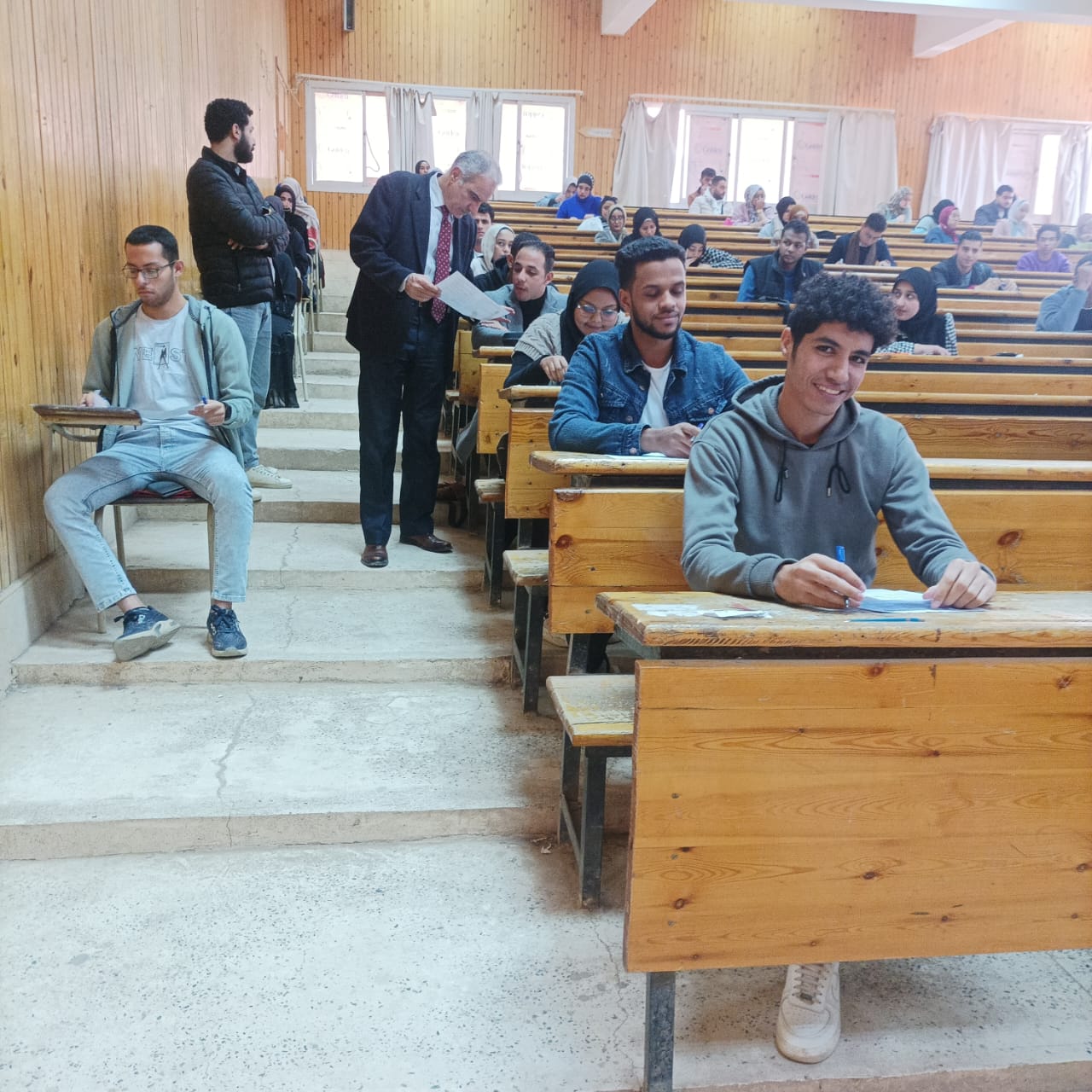 جامعة أسوان: متابعة امتحانات الفصل الدراسي الاول بكلية التجارة وكلية الالسن