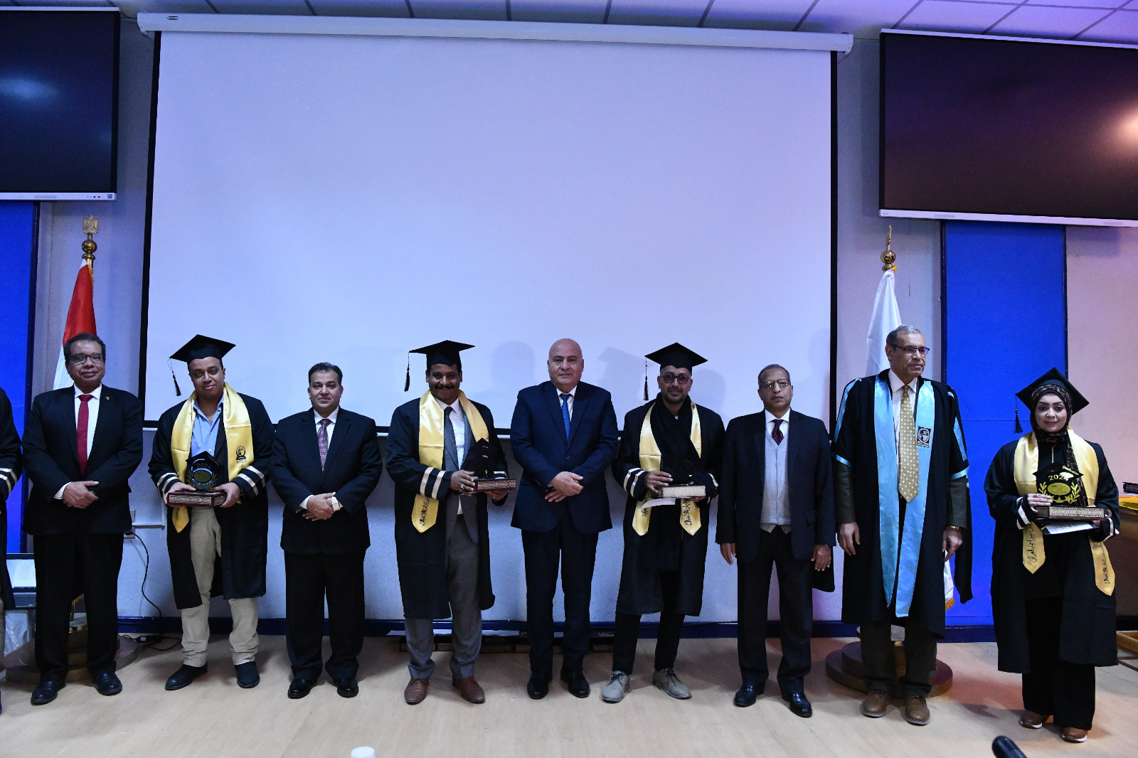 محافظ قنا ورئيس جامعة جنوب الوادي يشهدان حفل تكريم الحاصلين على الماجستير المهني في ادارة الاعمال