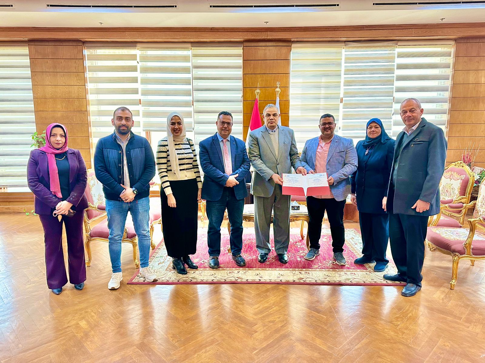 رئيس جامعة كفر الشيخ يسلم شهادة اعتماد معمل الميكروبيولوجيا الاكلنيكية لعميد كلية الطب البشري