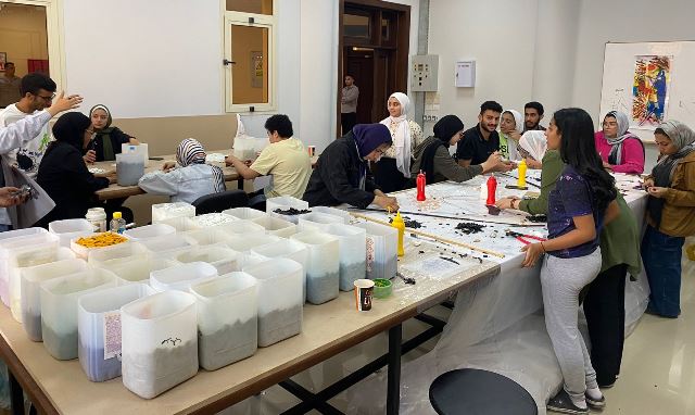طلاب الفنون التطبيقية بالجامعة المصرية الروسية ينفذون جدارية من “الموزاييك”
