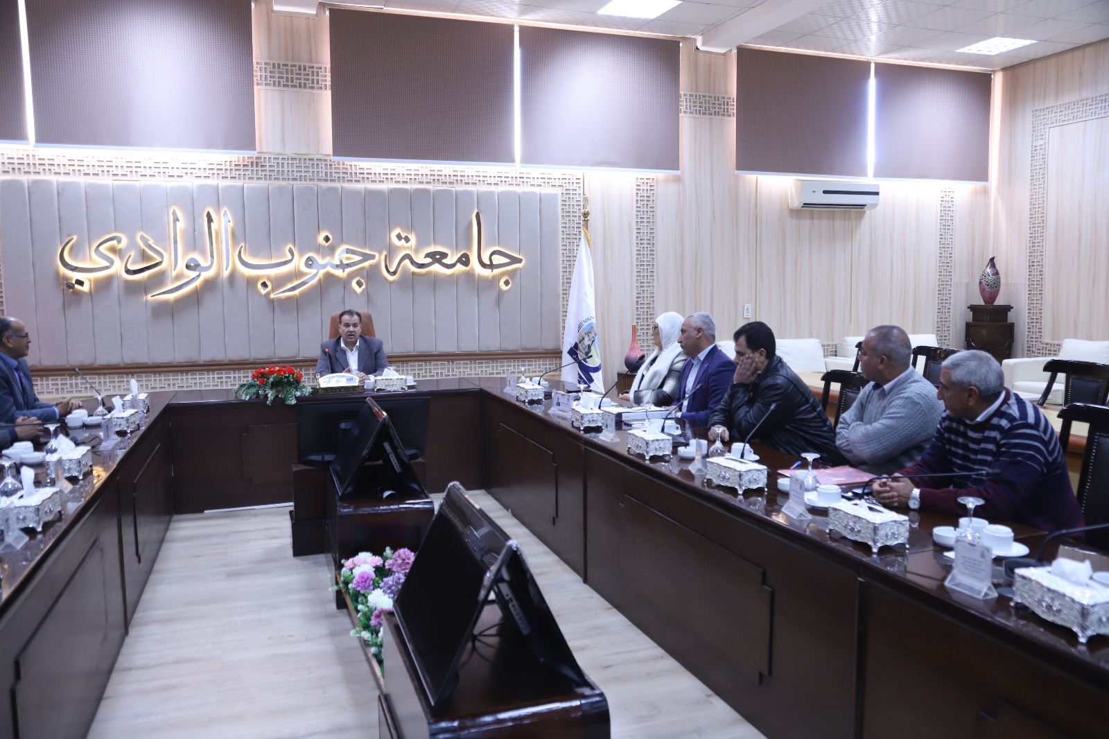 رئيس جامعة جنوب الوادي يجتمع بعمداء كليات القطاع الطبي بالجامعة