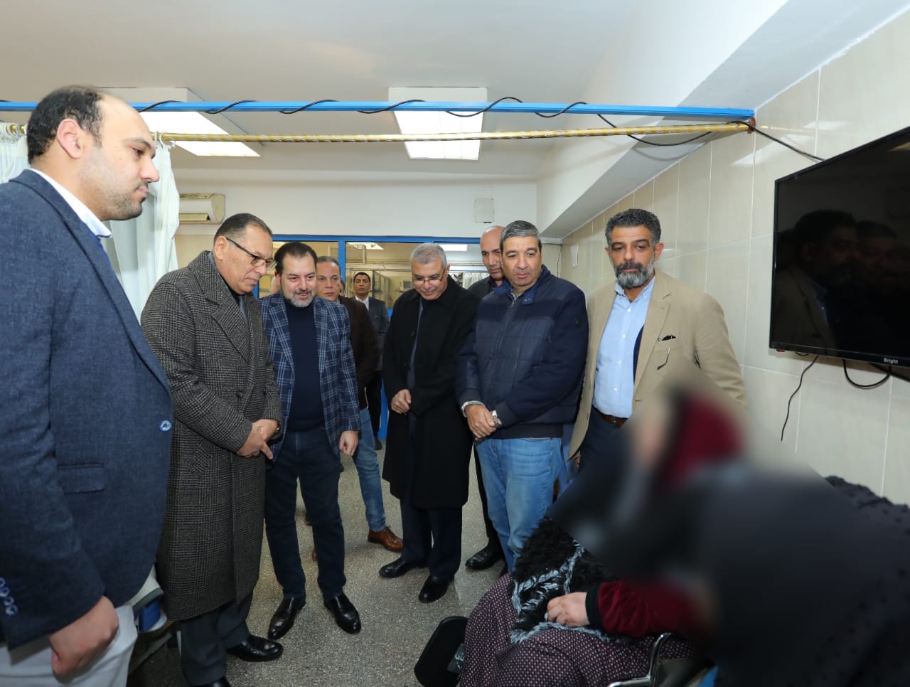 محافظ الشرقية ورئيس جامعة الزقازيق يطمئنان على مصابي قطاع غزة بمستشفى الجراحة