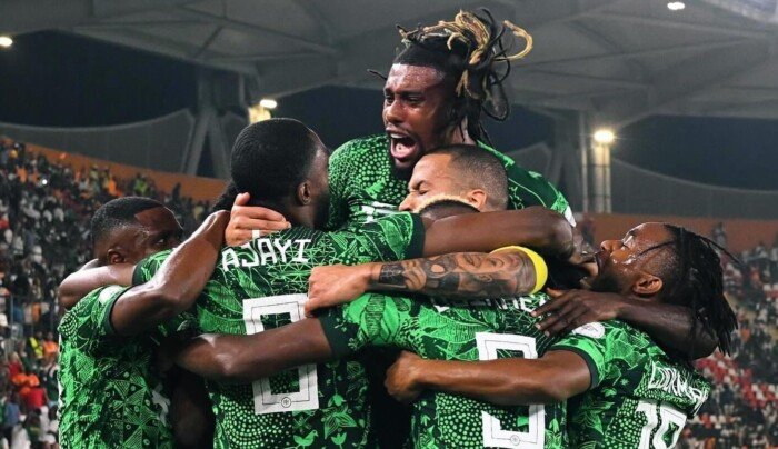 مدافع نيجيريا يتحدى مهاجمي كوت ديفوار ويحلم باللقب الإفريقي