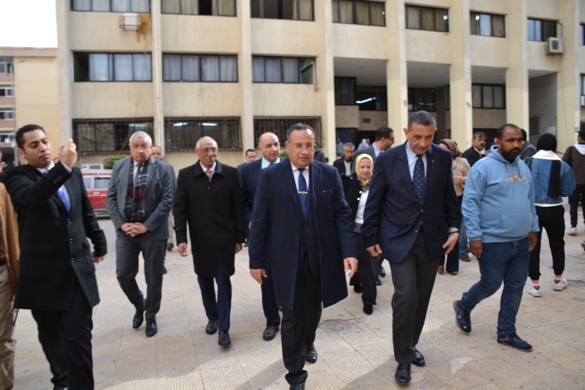 رئيس جامعة الإسكندرية يتفقد سير العملية التعليمية في بداية الدراسة بالفصل الدراسي الثاني