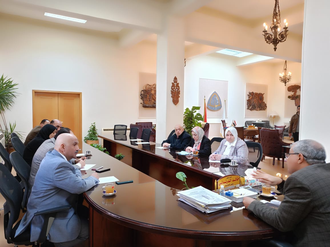 رئيس جامعة الزقازيق يناقش الخطة الاستراتيجية والتقرير الربع سنوى للقطاعات والإدارات المختلفة