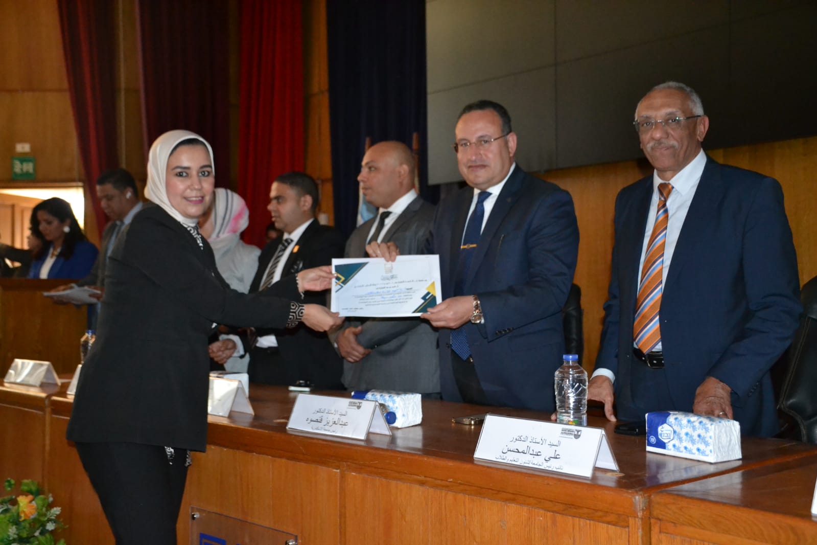 رئيس جامعة الإسكندرية يكرم متطوعى مؤسسة حياة كريمة من طلاب الجامعة والمجتمع السكندرى