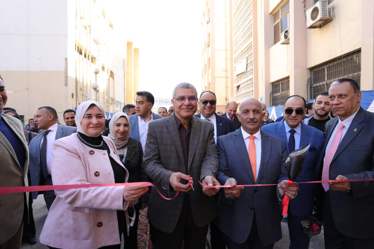 رئيس جامعة الزقازيق يفتتح معرض التسوق الخيري تحت شعار “نحو حياة مستدامة”