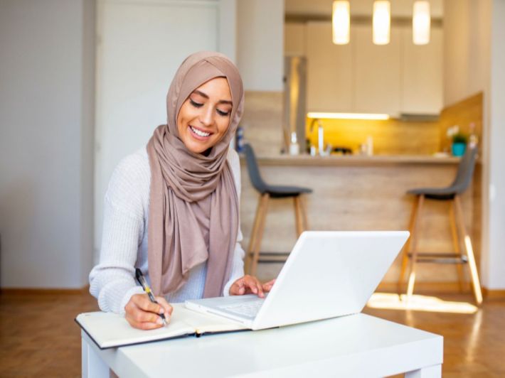 عمل المرأه … السلبيات والإيجابيات