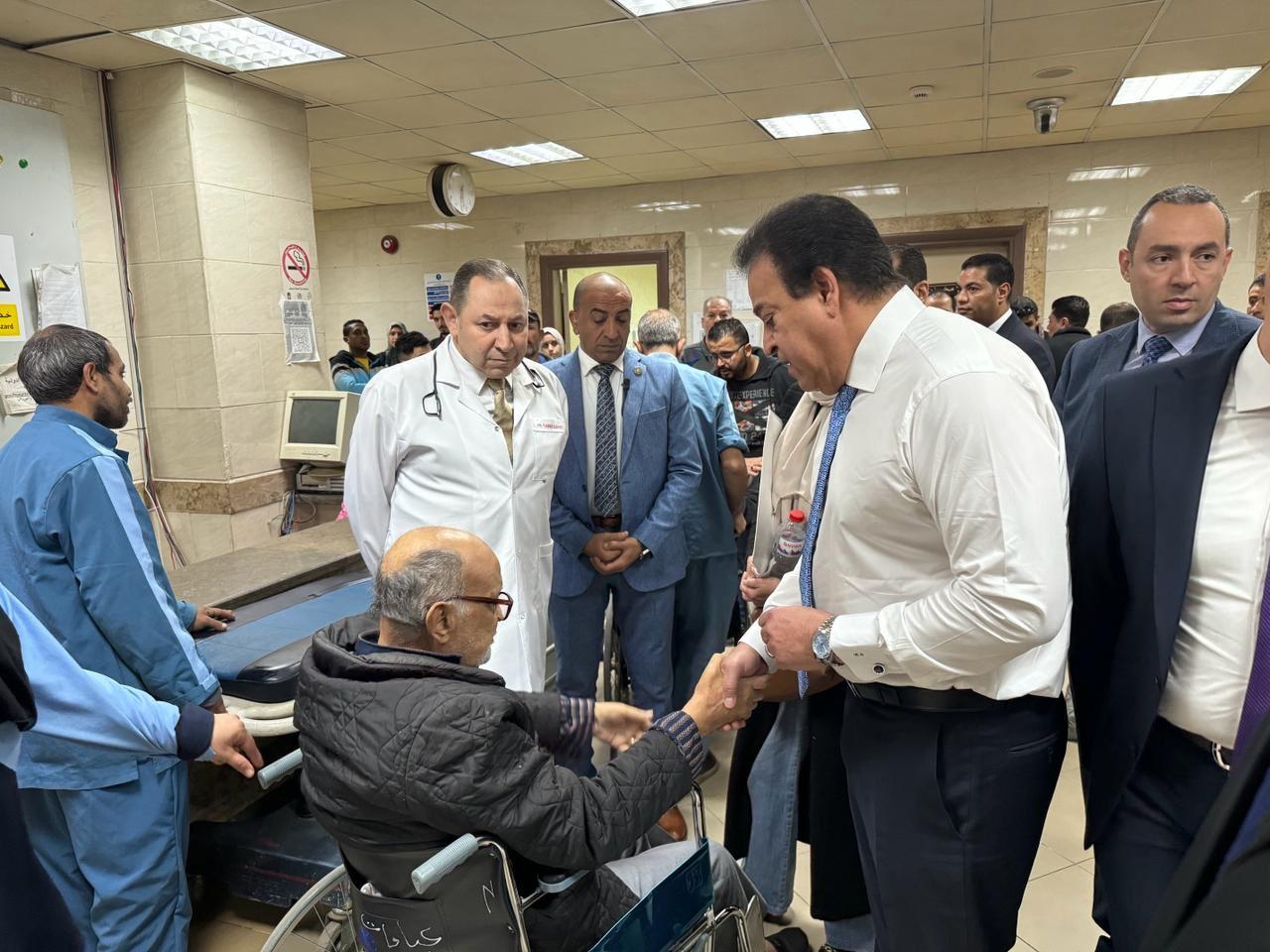 وزير الصحة يتفقد مستشفى العجوزة ويستمع لآراء المواطنين حول مستوى الخدمة