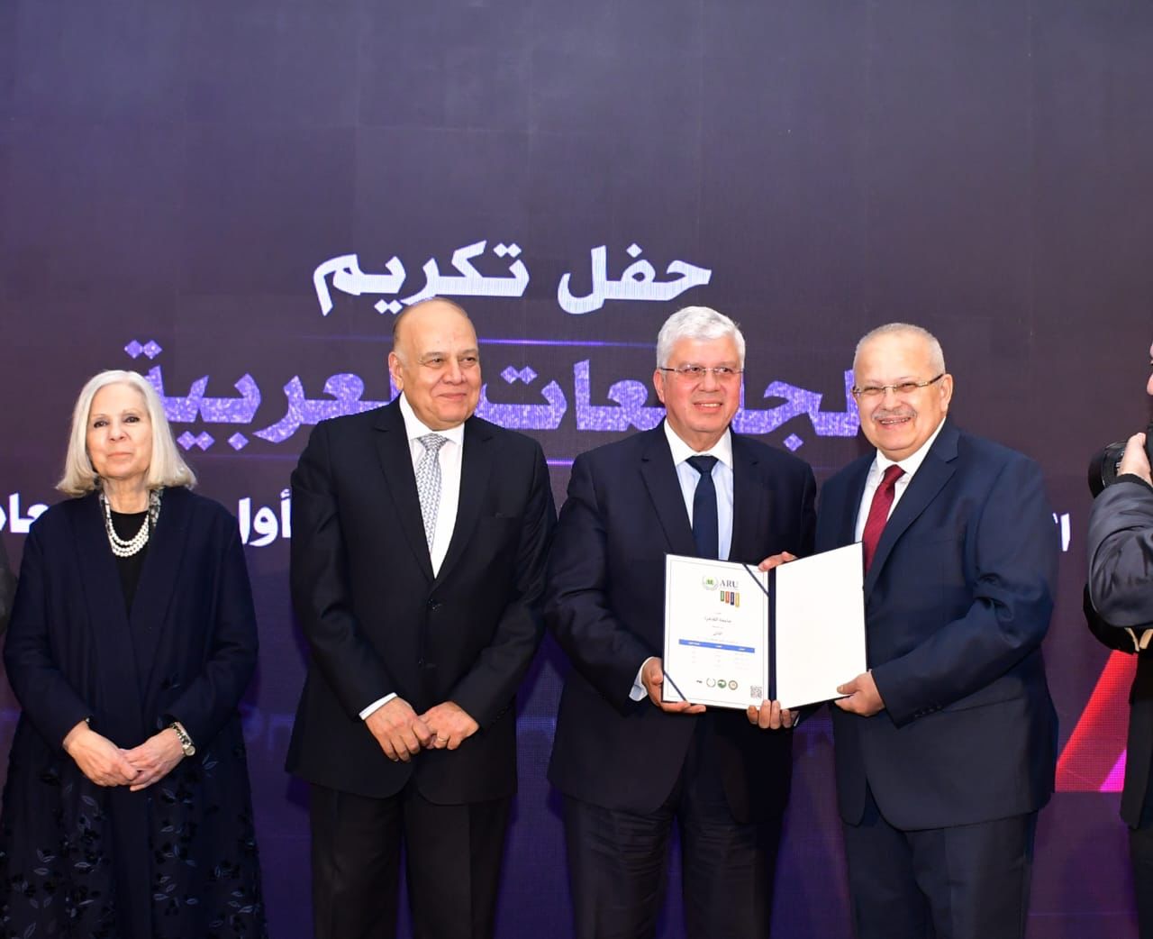 وزير التعليم العالي يكرم الدكتور الخشت لحصول جامعة القاهرة على المركز الأول في الإبداع والابتكار في التصنيف العربي للجامعات