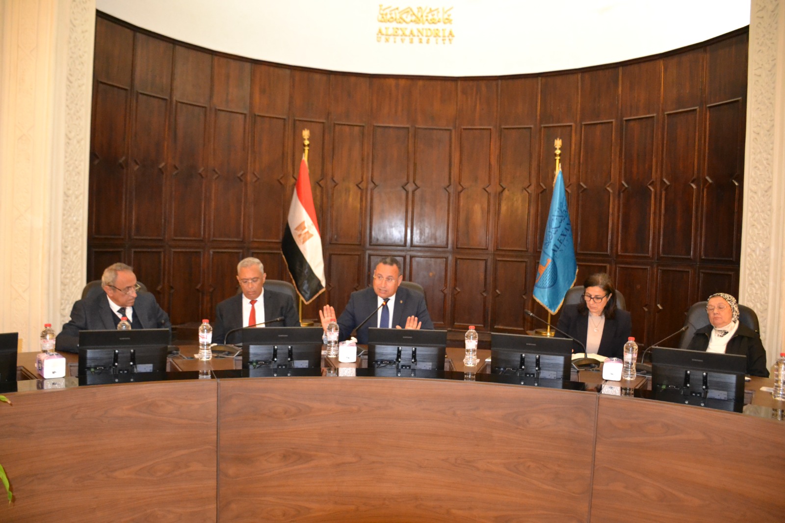 رئيس جامعة الإسكندرية يبحث تعزيز سبل التعاون مع وفد هيئة تمويل العلوم والتكنولوجيا والإبتكار