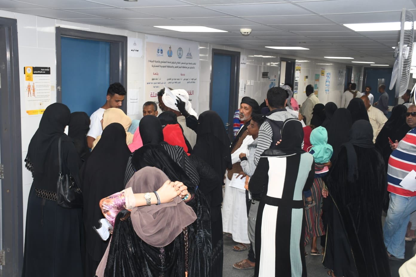 إقبال كثيف من أهالى الشلاتين وحلايب وأبو رماد على قافلة جامعة عين شمس التنموية الشاملة