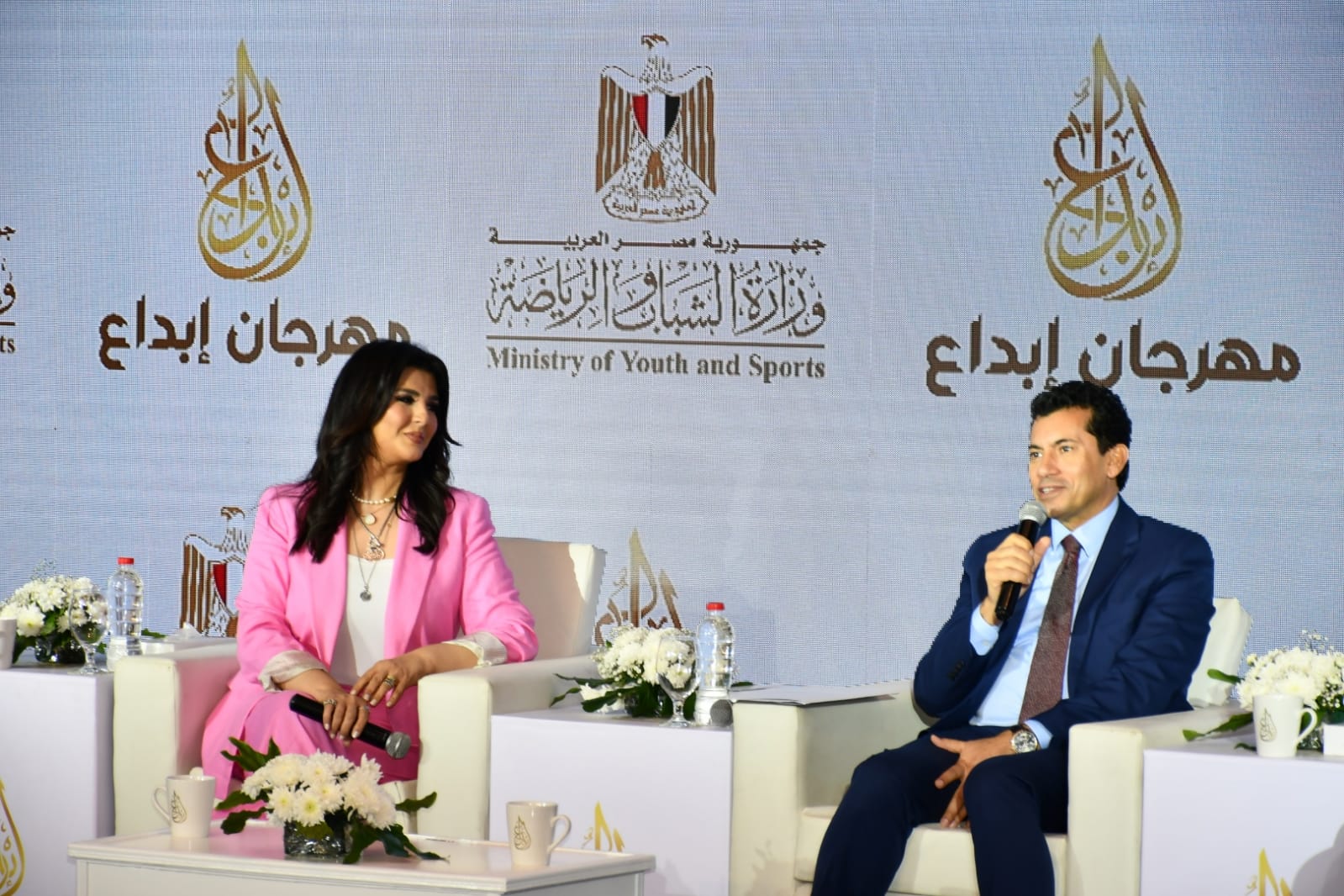 تكريم الإعلامية مني الشاذلي سفيرة مهرجان إبداع لشباب الجامعات من قبل وزير الشباب والرياضه