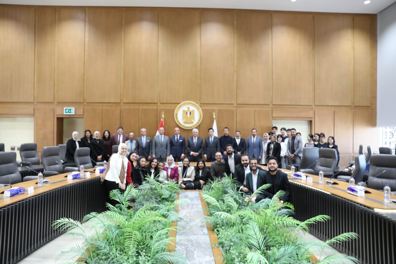 وزير التعليم العالي يستقبل وفدًا من فريق أستوديو التصميم الدولي